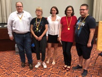 Goldmedaille Links: Matthias Schüller und Andrea Reim, Rechts: Dr. Anne Gromöller und Paul Orth, präsentiert von Marie Eggeling in der Mitte