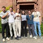 von links: Gold für Jannik Lepper, Ole Farwig, Ece Aga und Charlotte Baumgart und Bronze für Kathrin Schwalbach und Marius Gündel