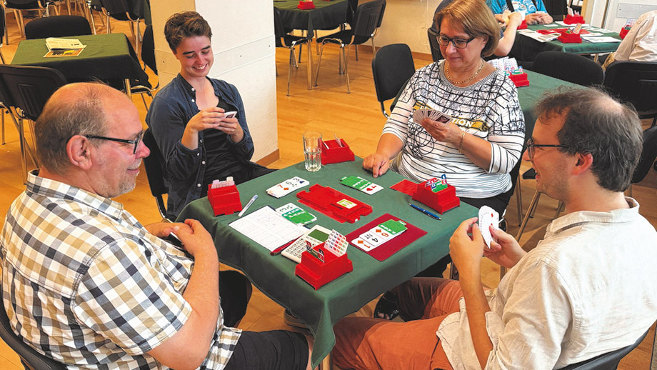 4 Personen spielen Bridge